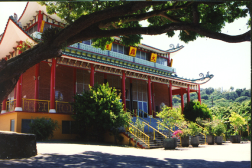 Entrada del Templo Hsu Yun - Vista desde la calle - [42 Kawananakoa Place, Honolulu, Hawaii].