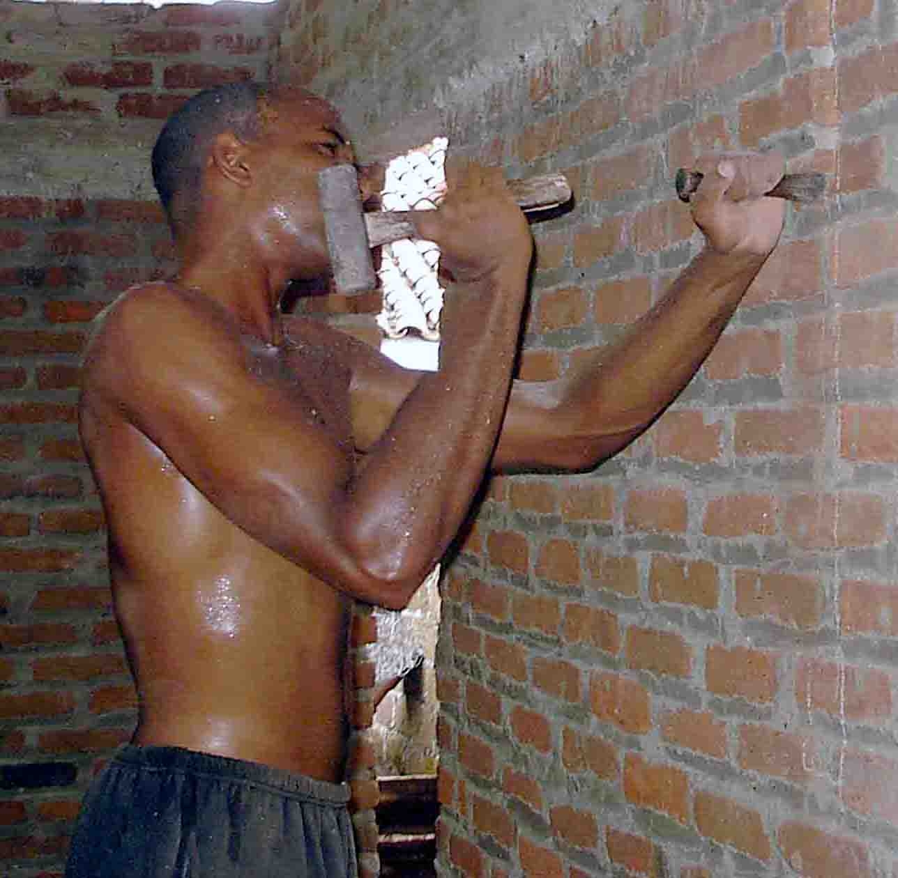 Alexi Fleitas trabajando en la construccion del Templo Guan Yin